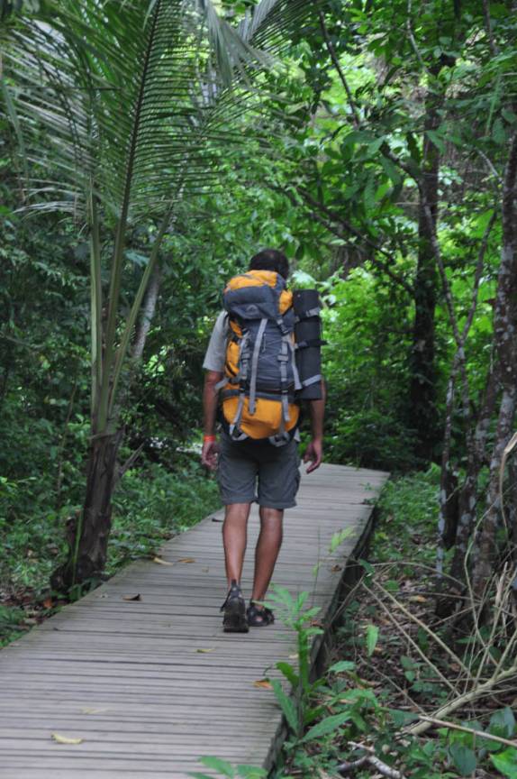 Caminhando em trilha no Parque Nacional Tayrona, no litoral norte da Colômbia
